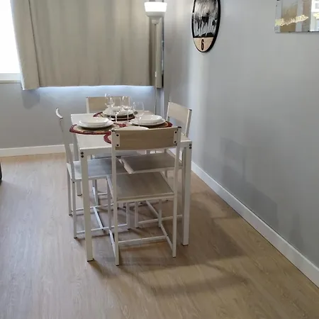 A 50 Metros Da Com Piscina E Estacionamento